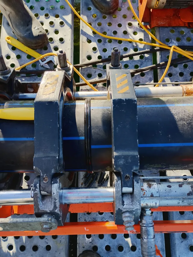 Termofusión de tubería HDPE con marcaje de franja azul