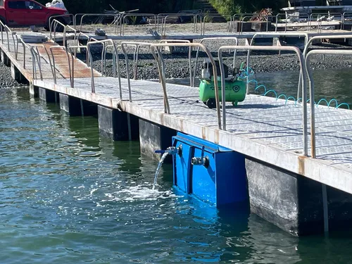 Estanque HDPE montado en pontón flotante con válvula en uso